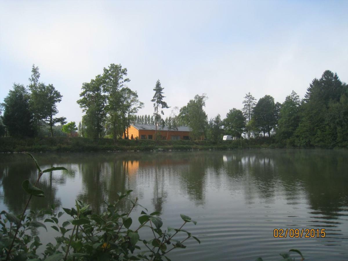 Florennes Gite Neuf 150 M2 Devant Un Grand Lac Prive De 2 Hectares Poissonneux Au Milieu Des Bois 외부 사진